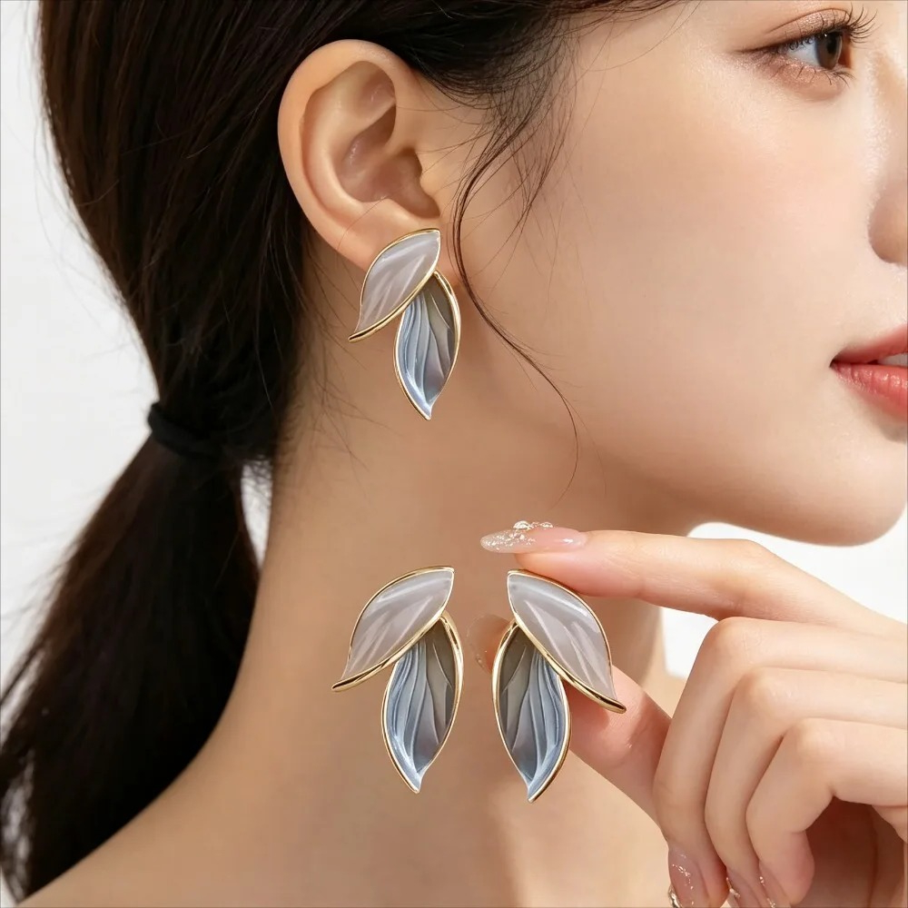 Vintage Fashion Earrings - 韓国のスイートでエレガントなグレーのヴィンテージメタルリーフスタッドピアス、トレンドのフレッシュなデイリージュエリー（女性用）